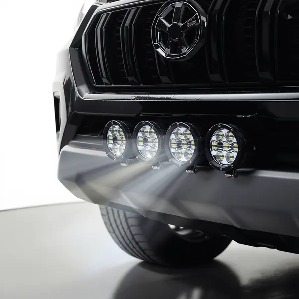 LED palīgapgaismojuma lukturi ar polarizācijas tehnoloģiju uzstādīti uz SUV transportlīdzekļa