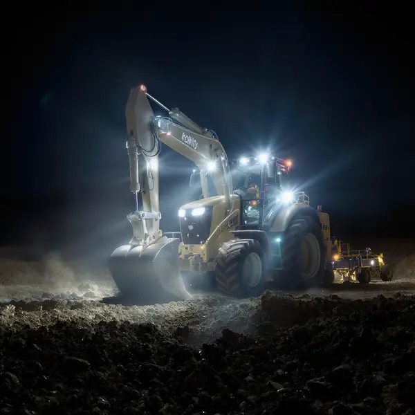 Traktors ar sarežģītu LED darba apgaismojuma sistēmu, kas efektīvi novērš aklās zonas un ēnas darba laikā tumšā vidē, uzlabojot precizitāti un drošību. Studio kvalitāte.