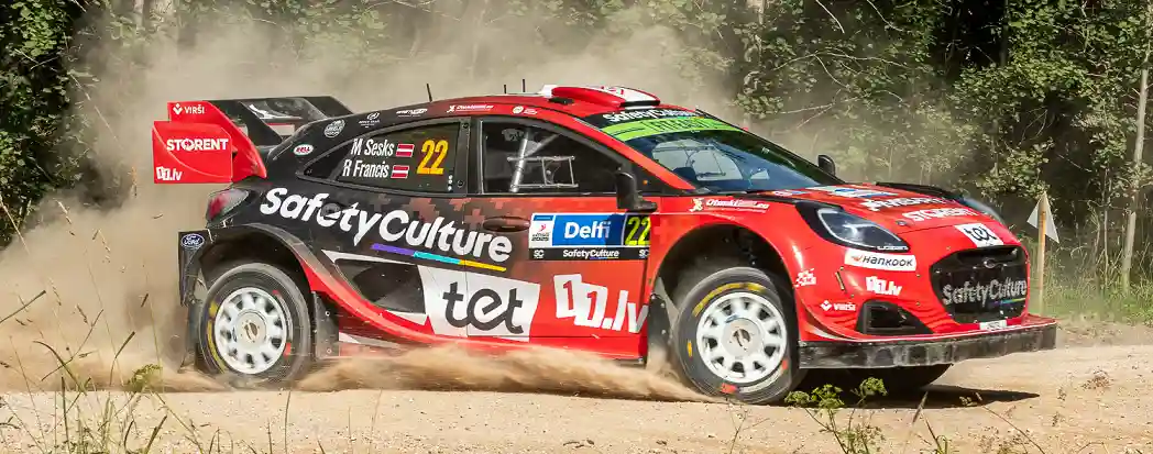 wrc ford rallija automašīna pagriezienā 