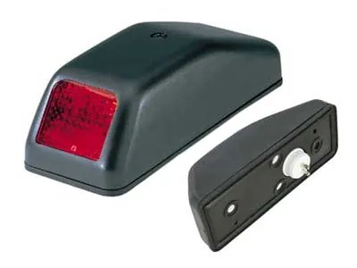 Sarkans aizmugurējais gabarītu lukturis ar izliektu gumijas pamatni, BA15s savienojumu - Papildlukturi.lv