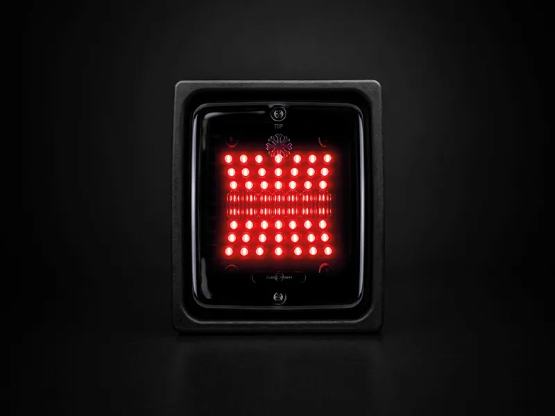 STRANDS DARK KNIGHT IZE LED SQUARE Sarkanais bremžu un aizmugures lukturis 24V ar ECE R7/R10 sertifikāciju