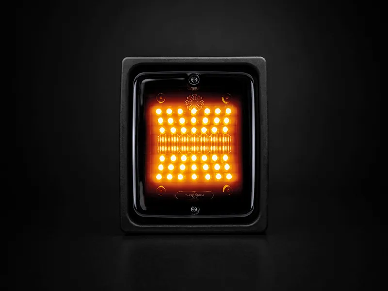 STRANDS DARK KNIGHT IZE LED SQUARE Mirgojošs LED Lukturis ar ECE Sertifikāciju, Dzintara krāsas, 24V