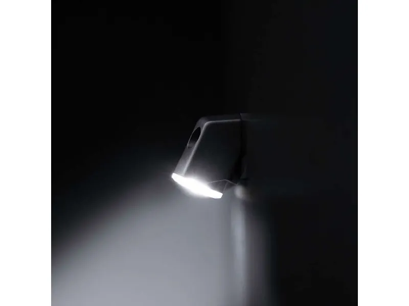 STRANDS FIREFLY SCENE LIGHT Daudzfunkcionāls LED apgaismojums ar 2000lm spilgtumu un 10-48V darba spriegumu